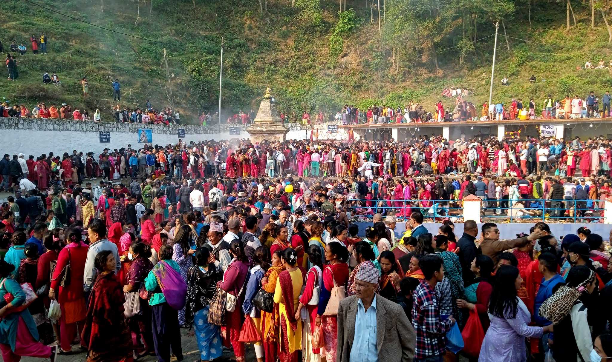 आमा सम्झिन  मातातीर्थमा झुम्मिए सन्तान