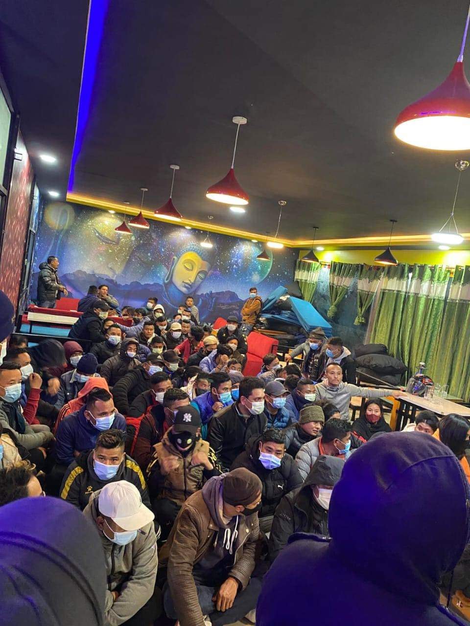 काठमाडौंमा अनलाइन जुवा खेलाउने ७४ जना एउटै रेष्टुरेन्टबाट पक्राउ