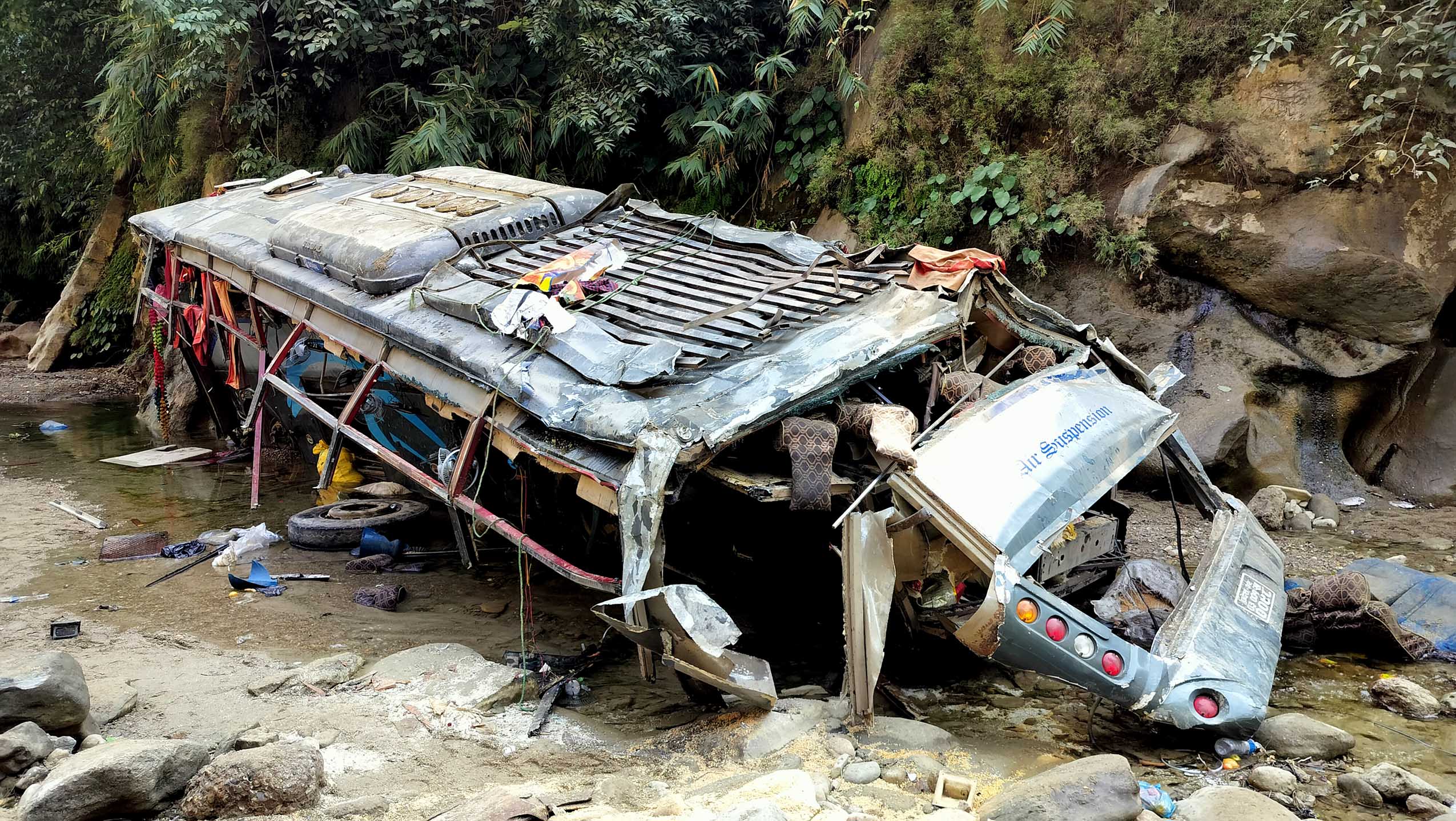 दुर्घटनाका घाइते भन्छन् :  पहाडमा ठोक्किएको बस उछिट्टिएर खोलामा खस्यो