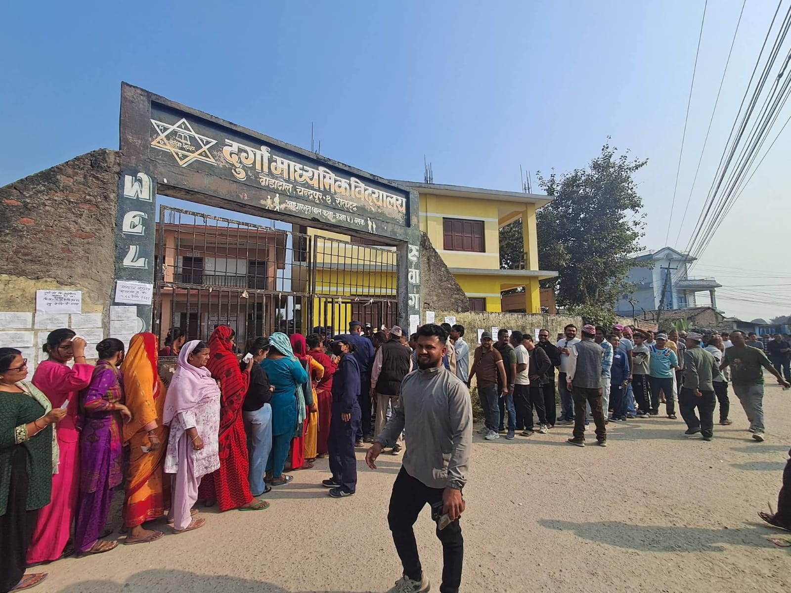 रौतहटमा दिउँसो साढे १२ बजेसम्म ३८ प्रतिशत मतदान, उत्साहजनक सहभागिता