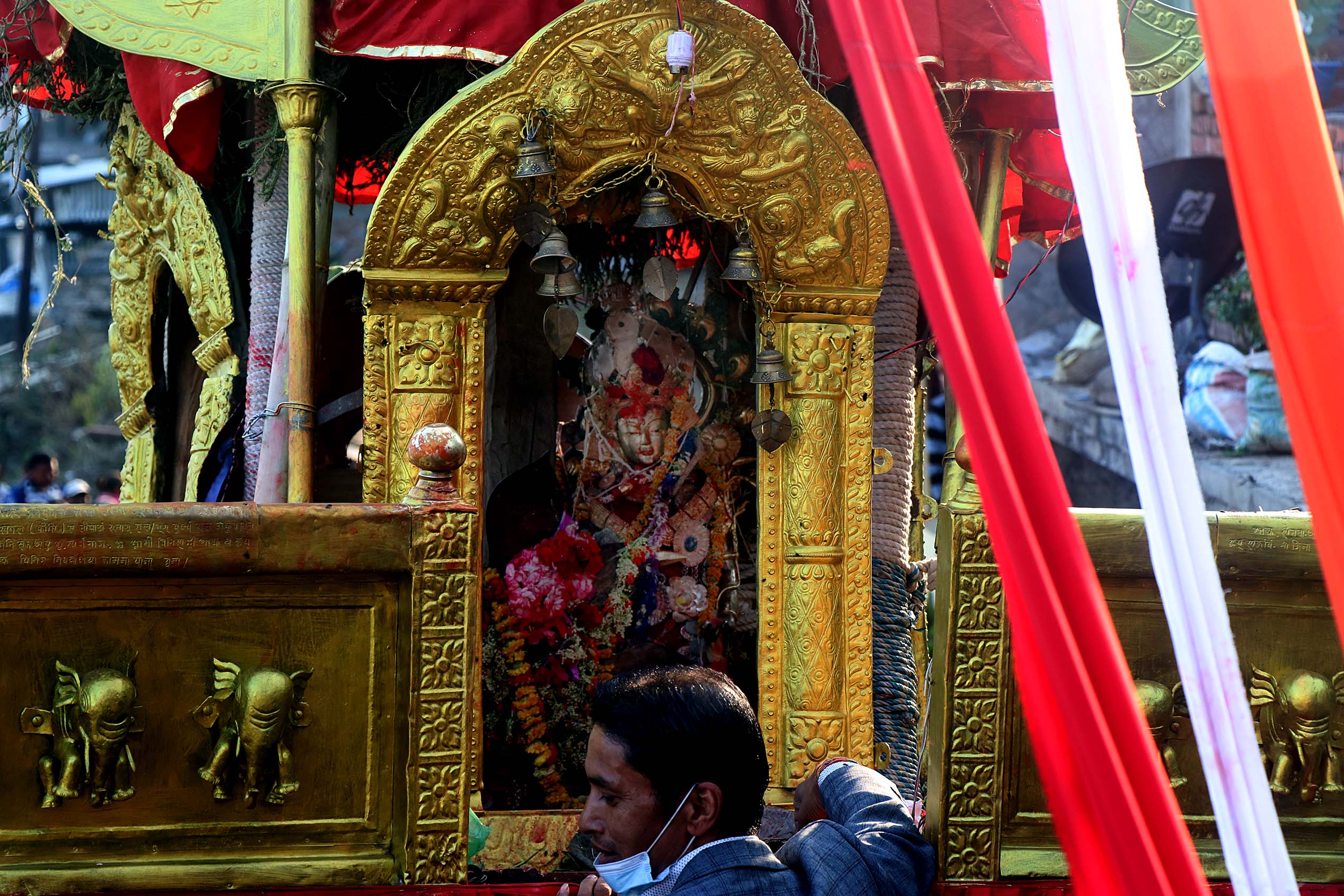 दोलखामा मच्छिन्द्रनाथको रथजात्रा (तस्विरहरु)