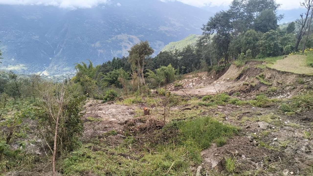 दोलखाको झुलेमा ६ घर पहिरोको जोखिममा, ४६ जना प्रभावित