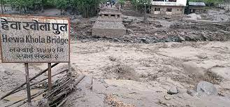 सङ्खुवासभाको हेवाखोलाको बाढीले सात घर बगायो : १७  मजदुर सम्पर्कविहीन