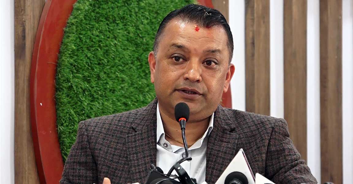 'सरकार ट्रयाक्टरको गतिमा हिँडिरहेको छ'- गगन थापा