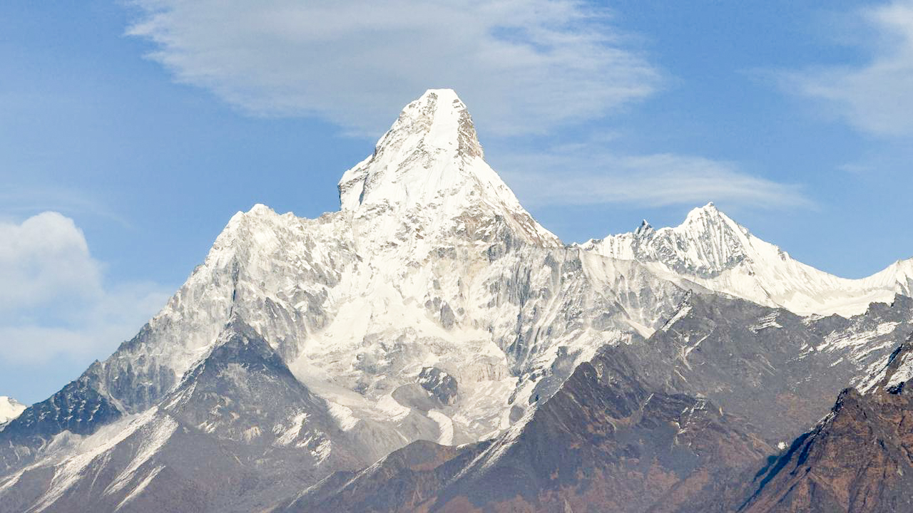 सोलुखुम्बुको स्यङ्बोछेबाट देखिने हिमाल र खुम्जुङ गाउँ
