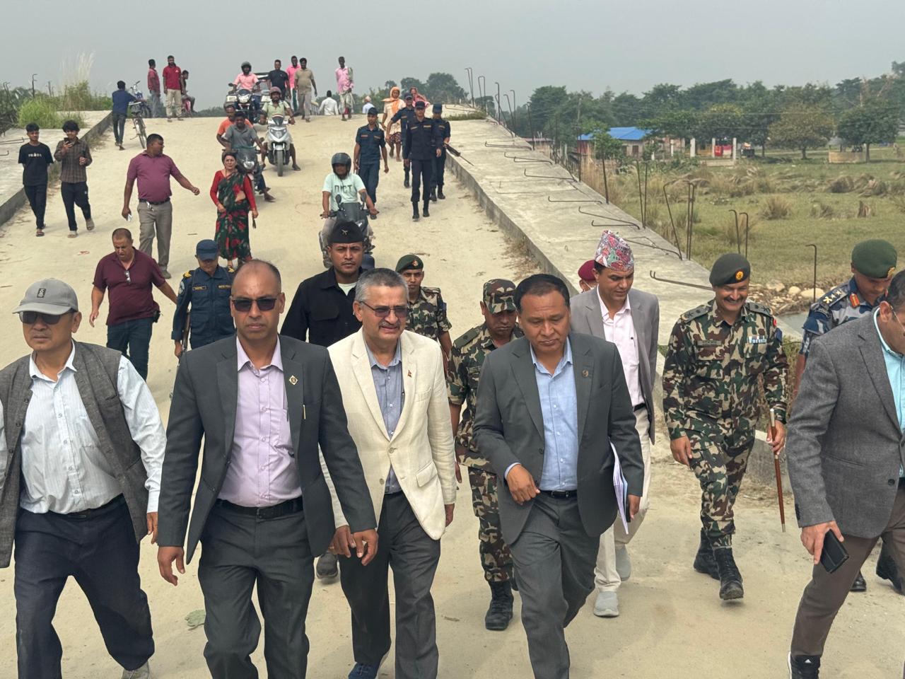 १४ वर्षदेखि अलपत्र पारिएको कन्काई पुलको निरीक्षणमा पुगे कुलमान