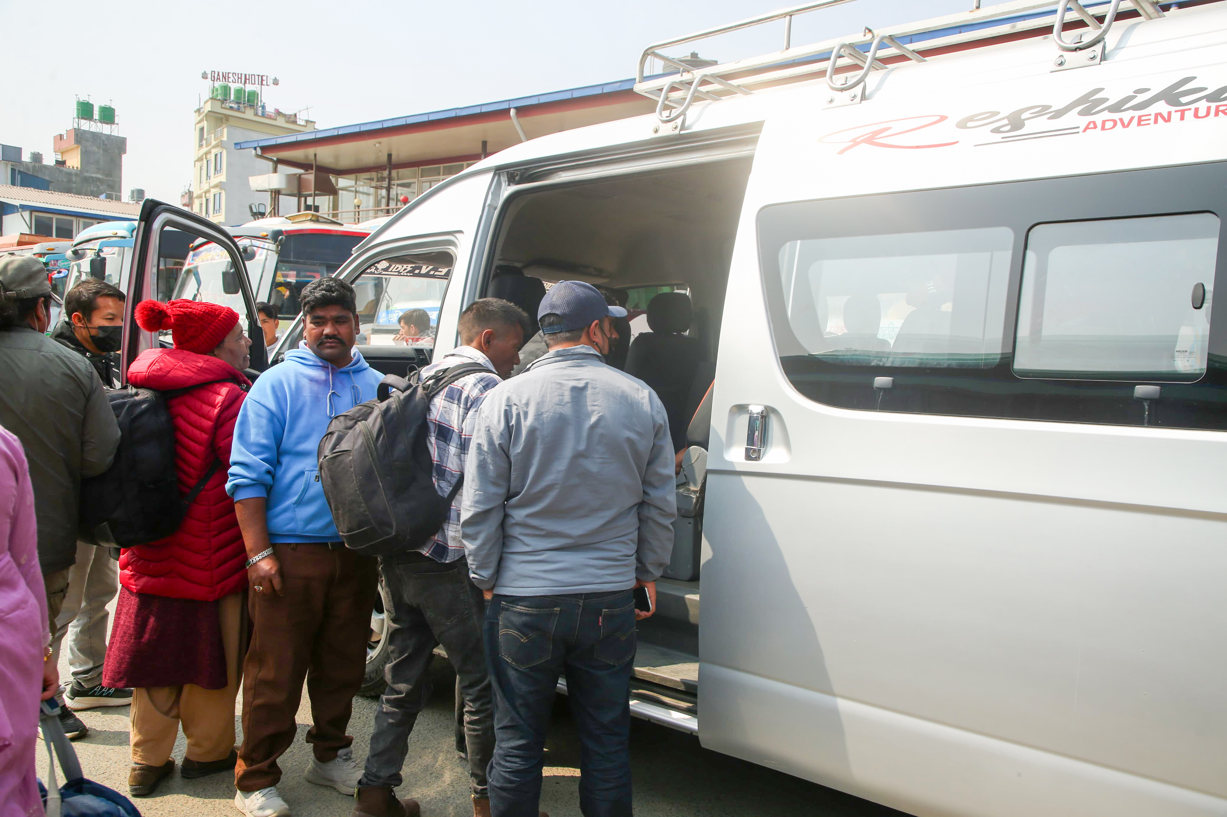 निर्वाचनका लागि मतदाता गाउँ फर्किँदै(फोटो)