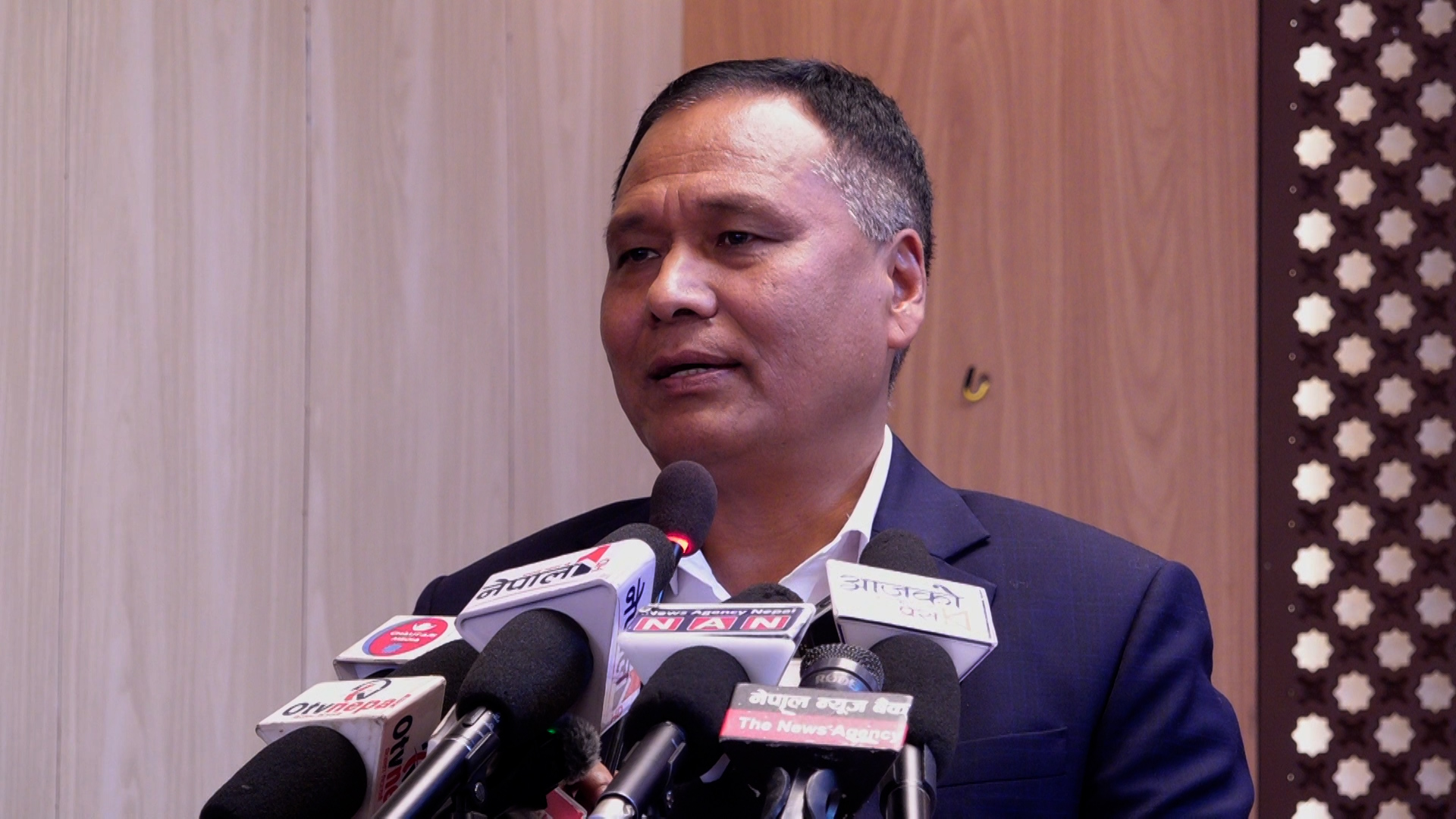 उज्यालो नेपाल पार्टीले अब सडकबाट सरकार चलाउने छ: कुलमान घिसिङ