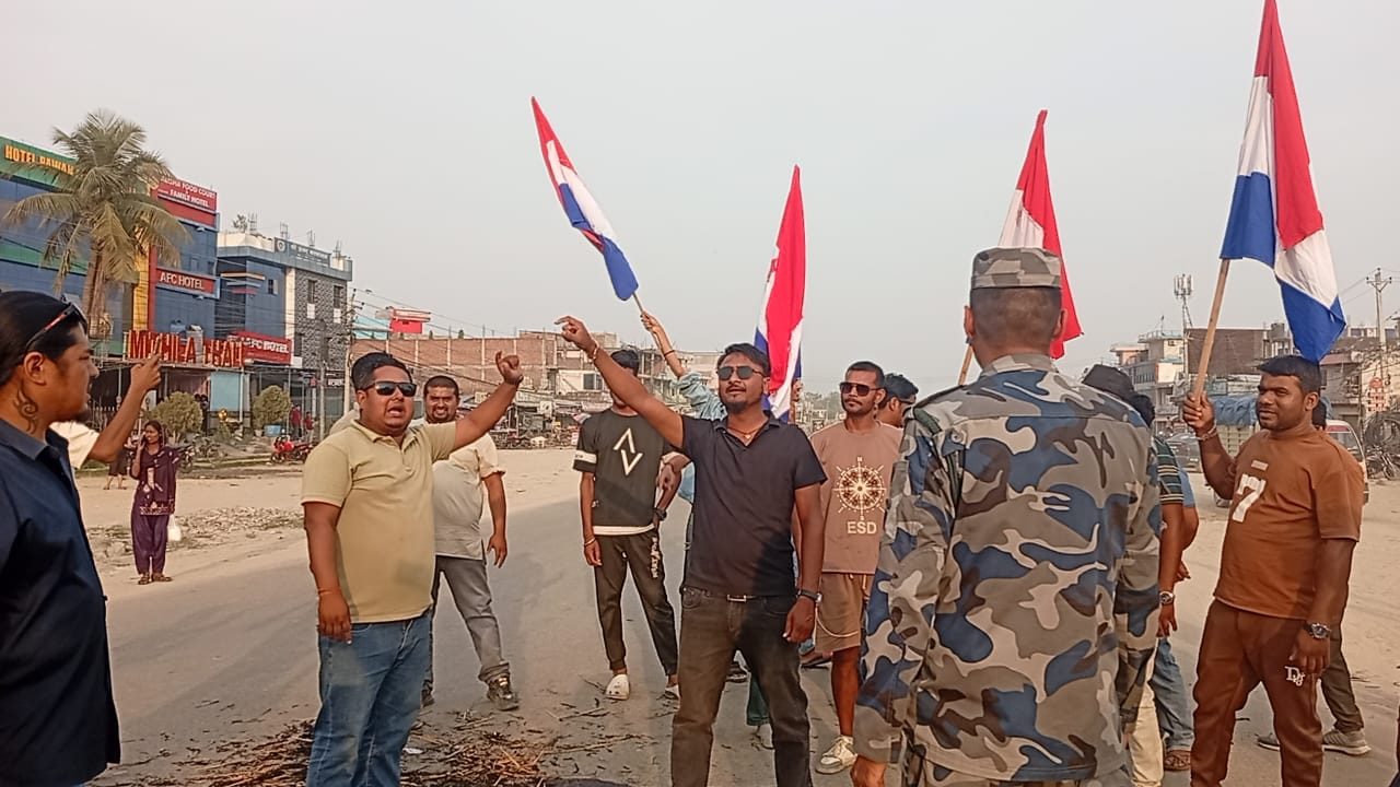 सिरहाको गोलबजारमा राजेन्द्र लिङ्देनको पुतला दहन