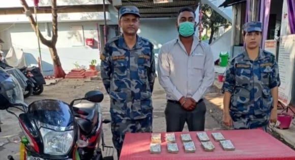 स्रोत नखुलेको १० लाख रुपैंयाँसहित एक युवक पक्राउ