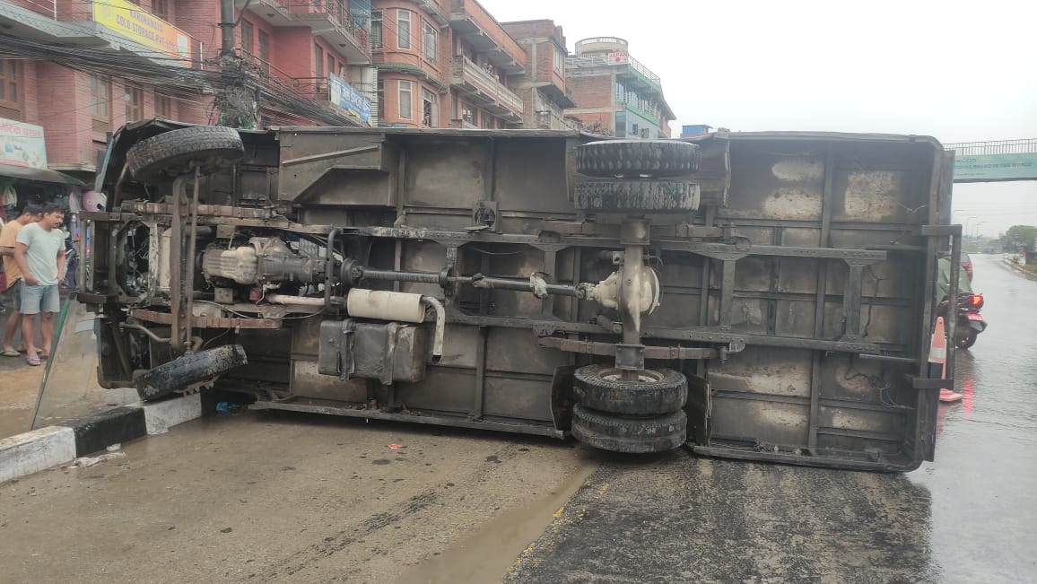 भक्तपुरको सल्लाघारीमा बिच सडकमै गाडि पल्टियो, दुई जना घाइते