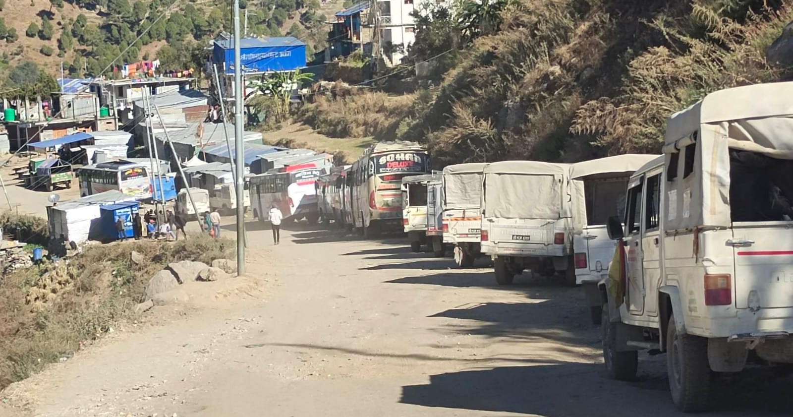 मार्तडीमा बस पार्ककै चिन्ता, सडक किनारामै पार्किङ