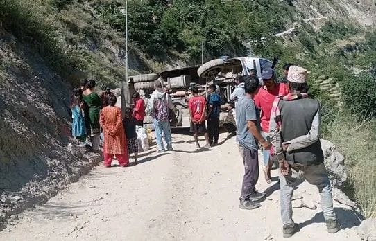 हुम्लाबाट सुर्खेत जाँदै गरेको बस बाजुराको भलियामा दुर्घटना
