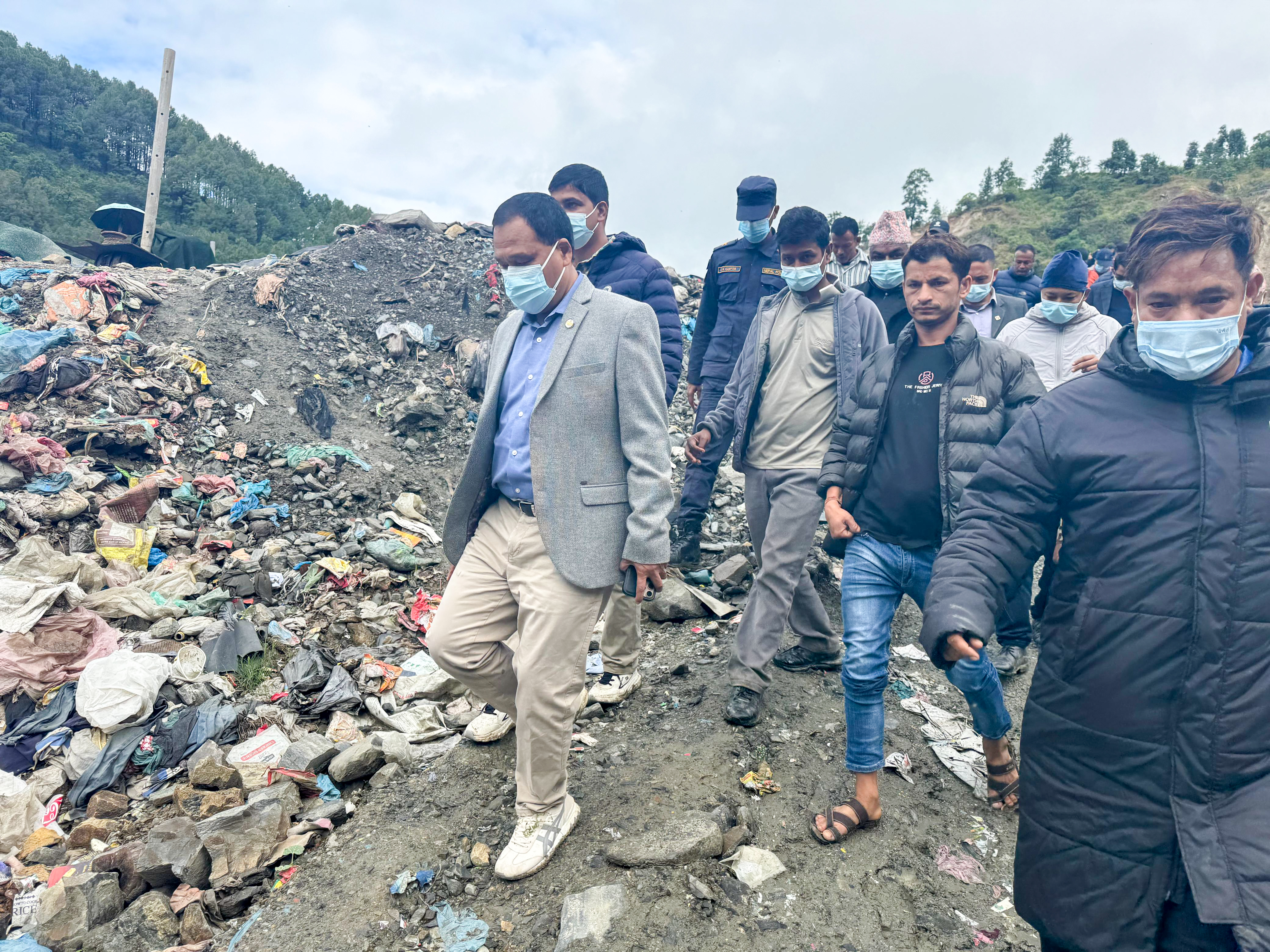 काठमाडौं उपत्यकाको फोहोर व्यवस्थापनमा समस्या आएपछि बन्चरेडाँडा पुगे मन्त्री घिसिङ (तस्बिरहरु)