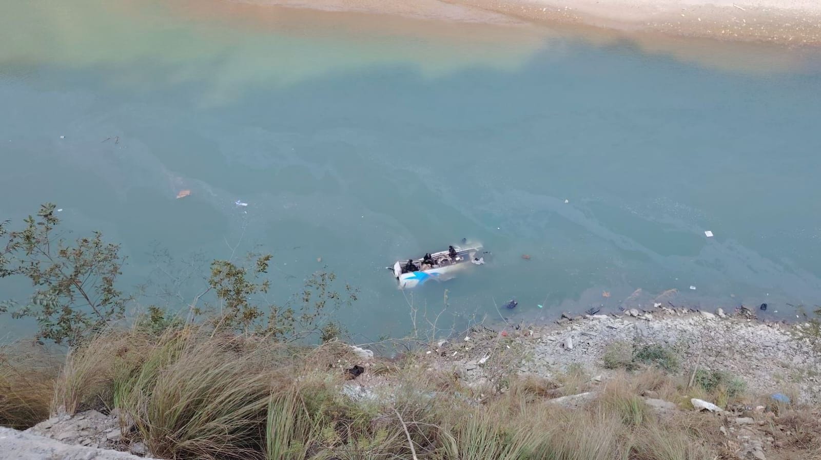 मन्थलीको लिलौटी क्षेत्रमा बस दुर्घटना हुँदा नौं जनाको मृत्यु, १० को उद्दार