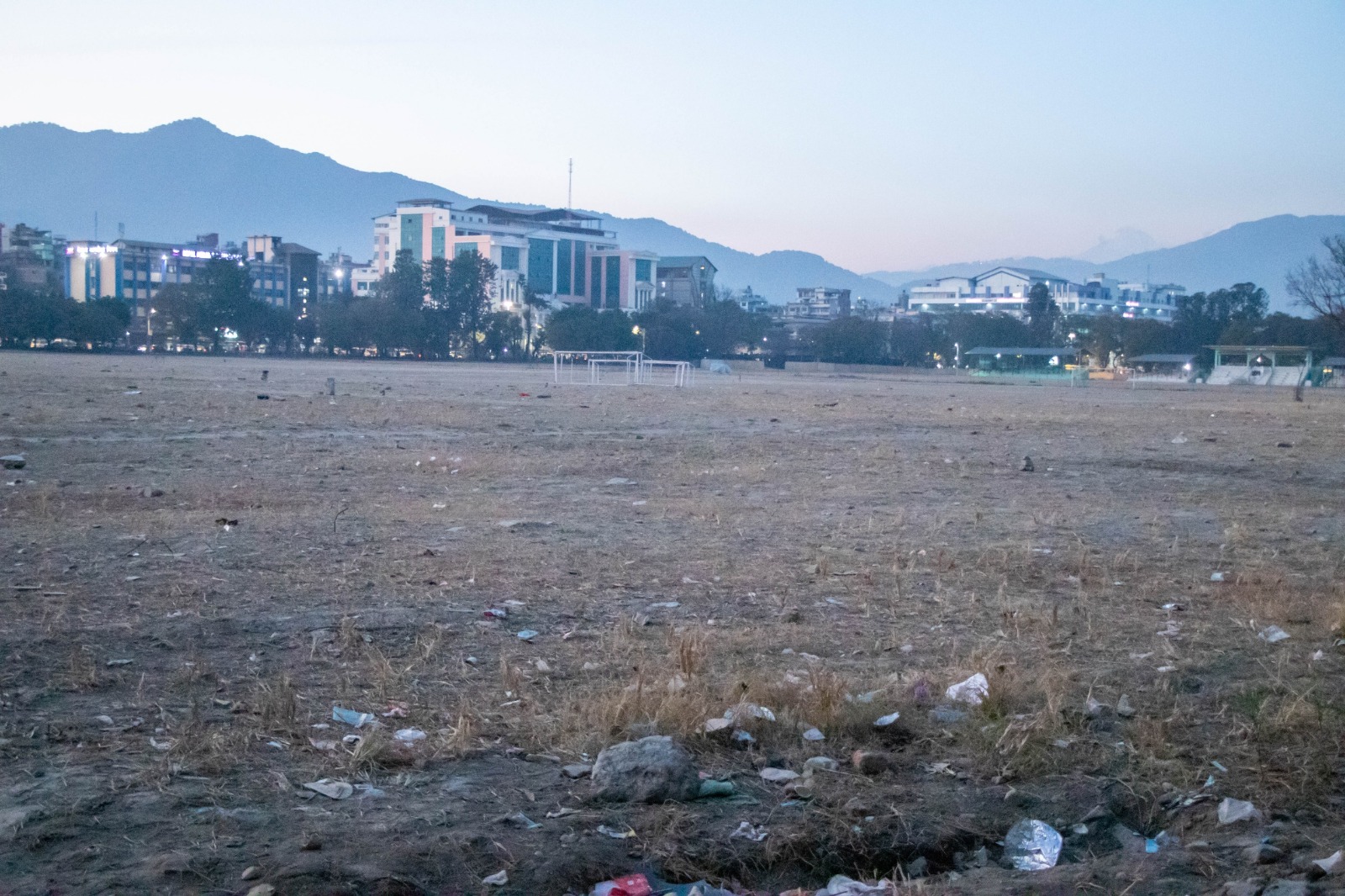 सैनिक मञ्चको दक्षिण चौरमा २ करोड ७० लाख रुपियाँ खर्च गरेर वरमुढा ग्रास रोपिँदै