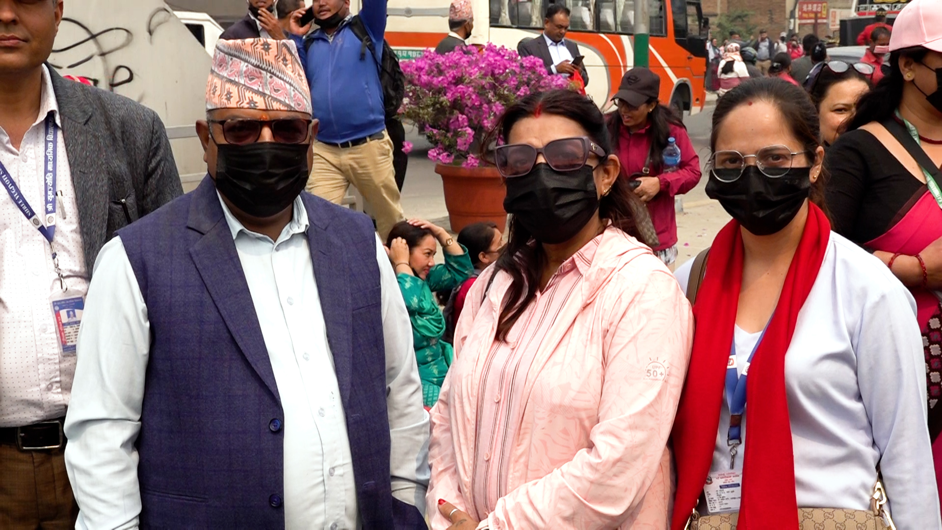 मुखमा कालो मास्क लगाएर शिक्षकहरूले गरे मौन प्रदर्शन