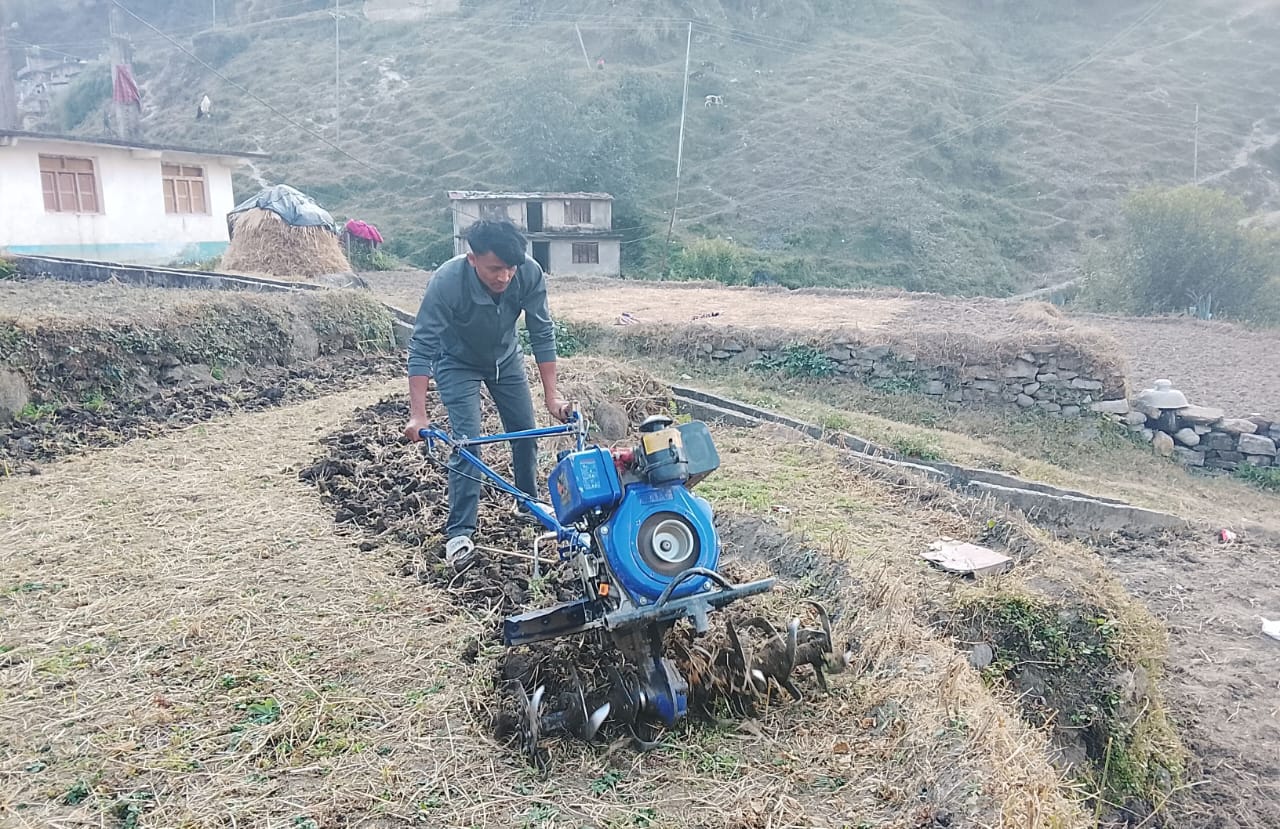 बाजुरामा खेत जोत्न हाते ट्याक्टर, प्रविधिमैत्री बन्दै कृषक
