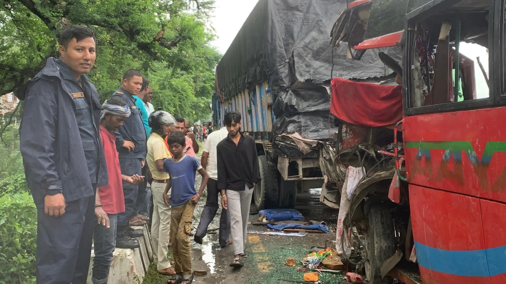 लौकहीमा यात्रु बस र ट्रक ठोक्किँदा २ को मृत्यु, २२ बढी घाइते