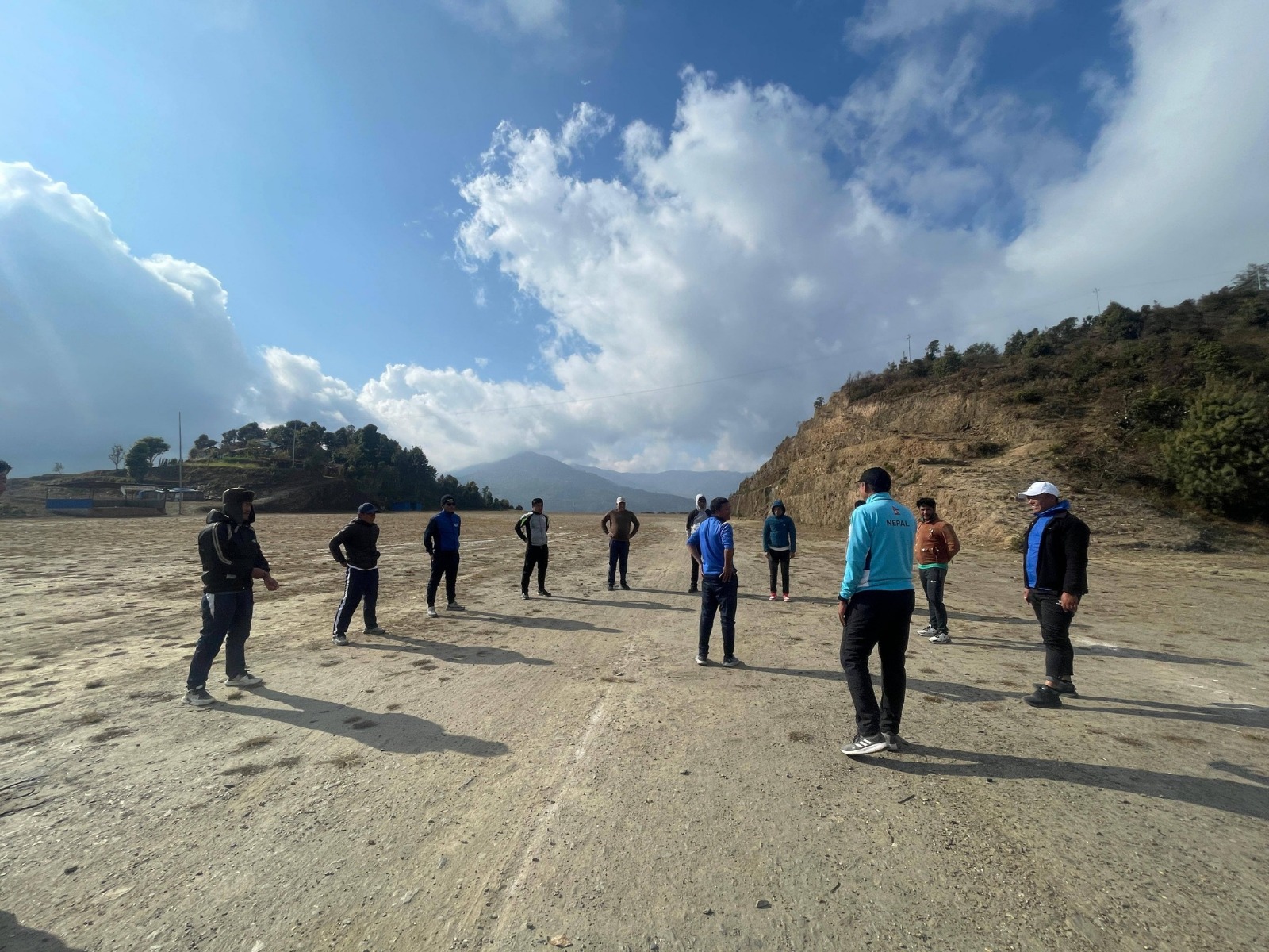 खेलकुद शिक्षकलाई एथलेटिक्स विधाका खेल सिकाउँदै उमाकुण्ड गाउँपालिका