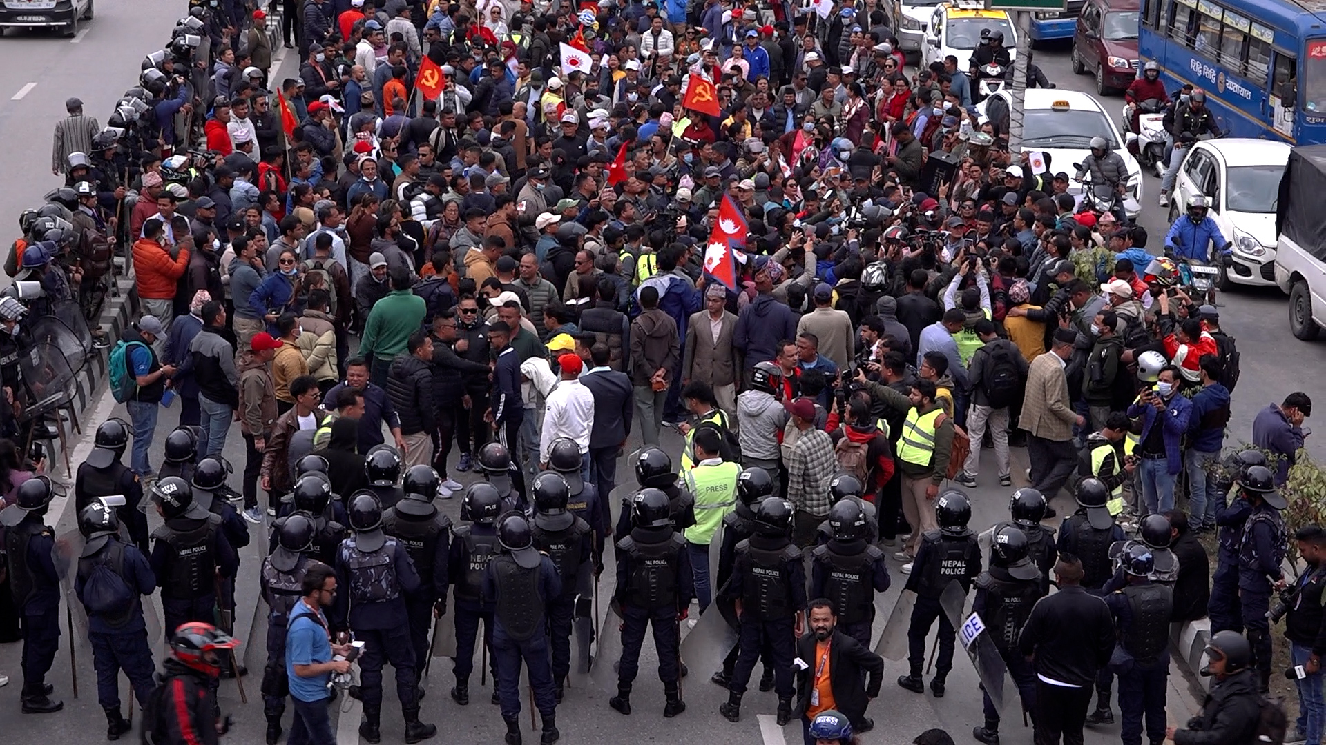 ओलीको पक्राउविरुद्ध आन्दोलन जारी, प्रधानमन्त्री र गृहमन्त्रीमाथि छनविनको माग