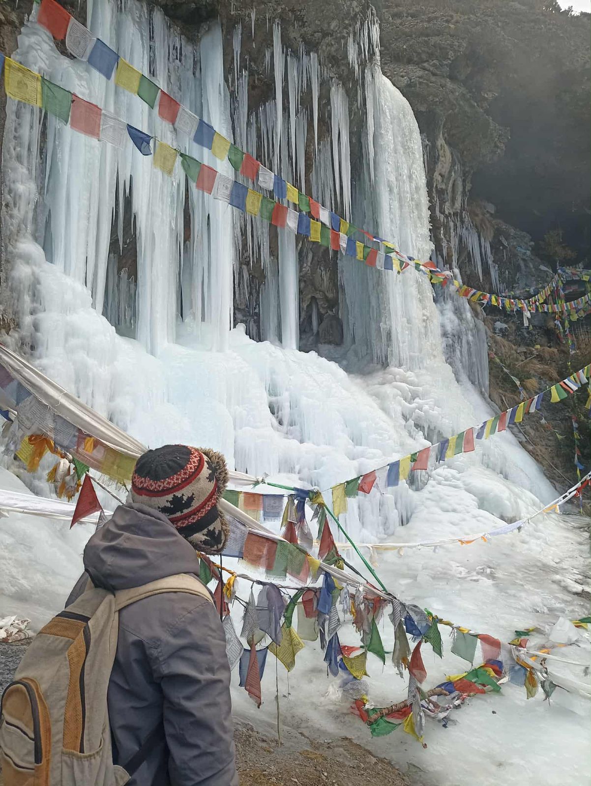 बरफले ढाकिएको लुङबुक