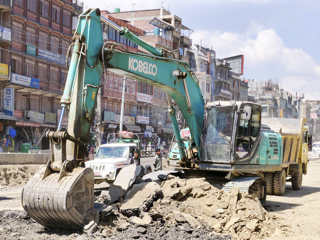 बनेपामा सडक विस्तारको काम धमाधम हुँदै (तस्बिरहरु)