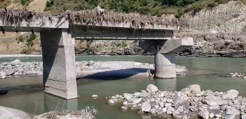 बाढीले पुल बगाएको नेपालथोकमा बेलिब्रिज बन्ने