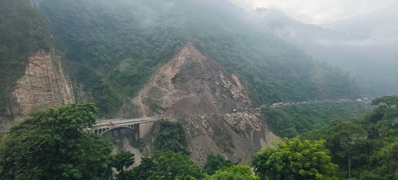 मुग्लिन–नारायणघाट सडकखण्डको पहिरो पन्छाउने काम सुरु