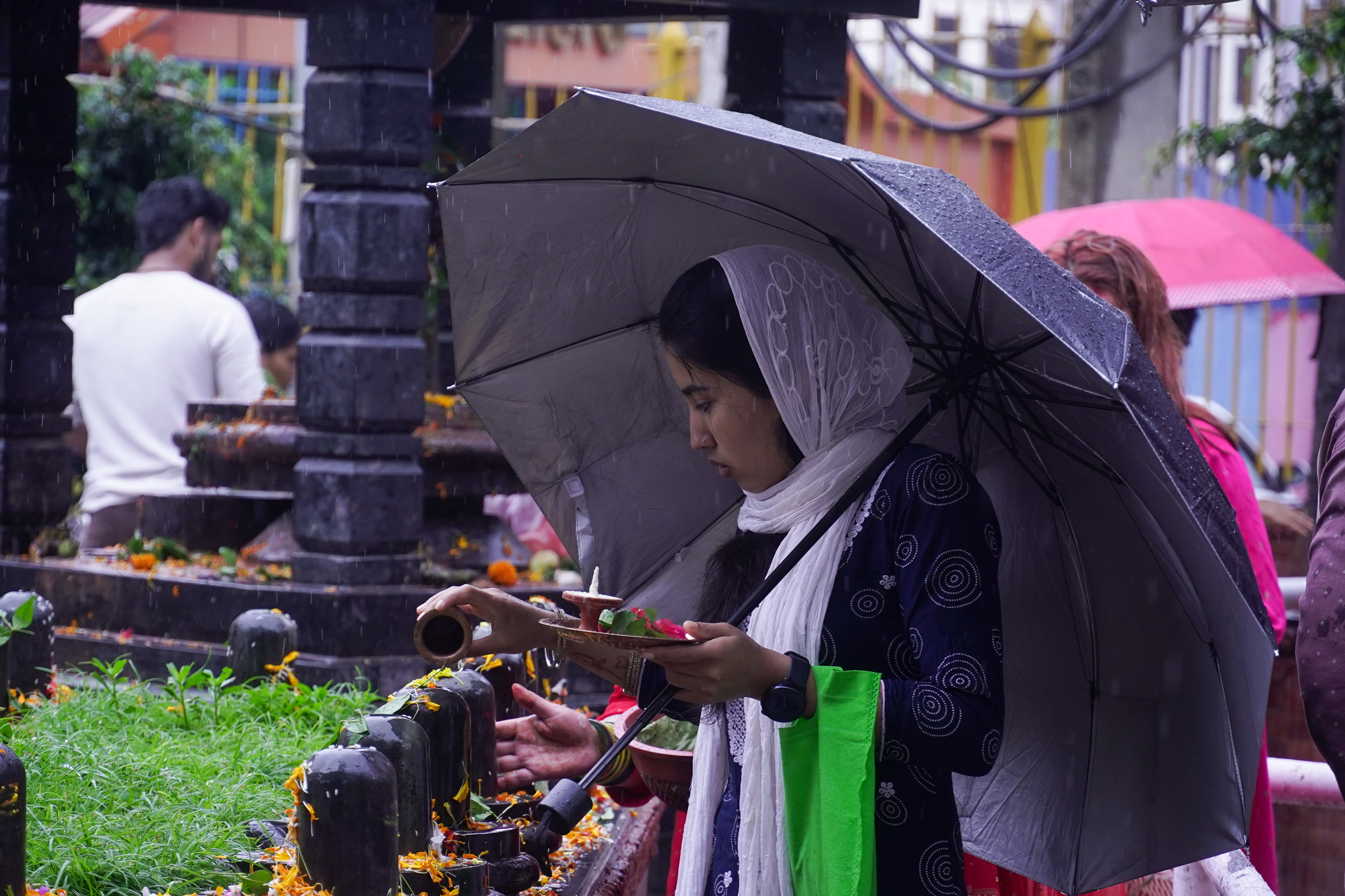 झरीमा रुझ्दै महादेवस्थानको दर्शन (तस्विरहरु)