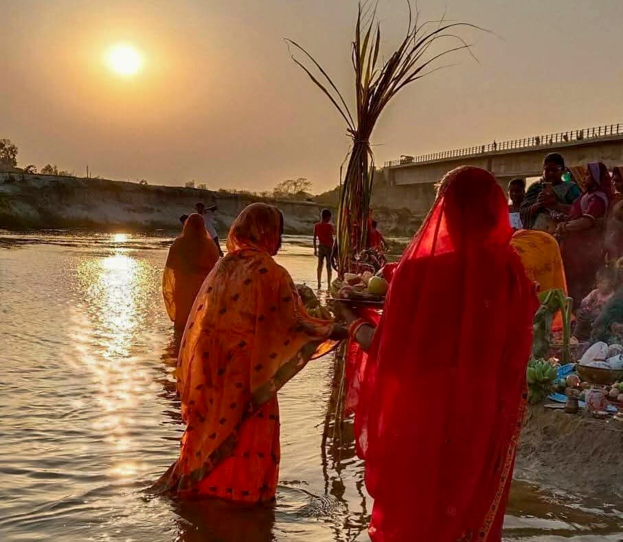 रौतहटसहित मधेशमा चैती छठको समापन : उदाउँदो सूर्यलाई अर्घ दिँदै विसर्जन