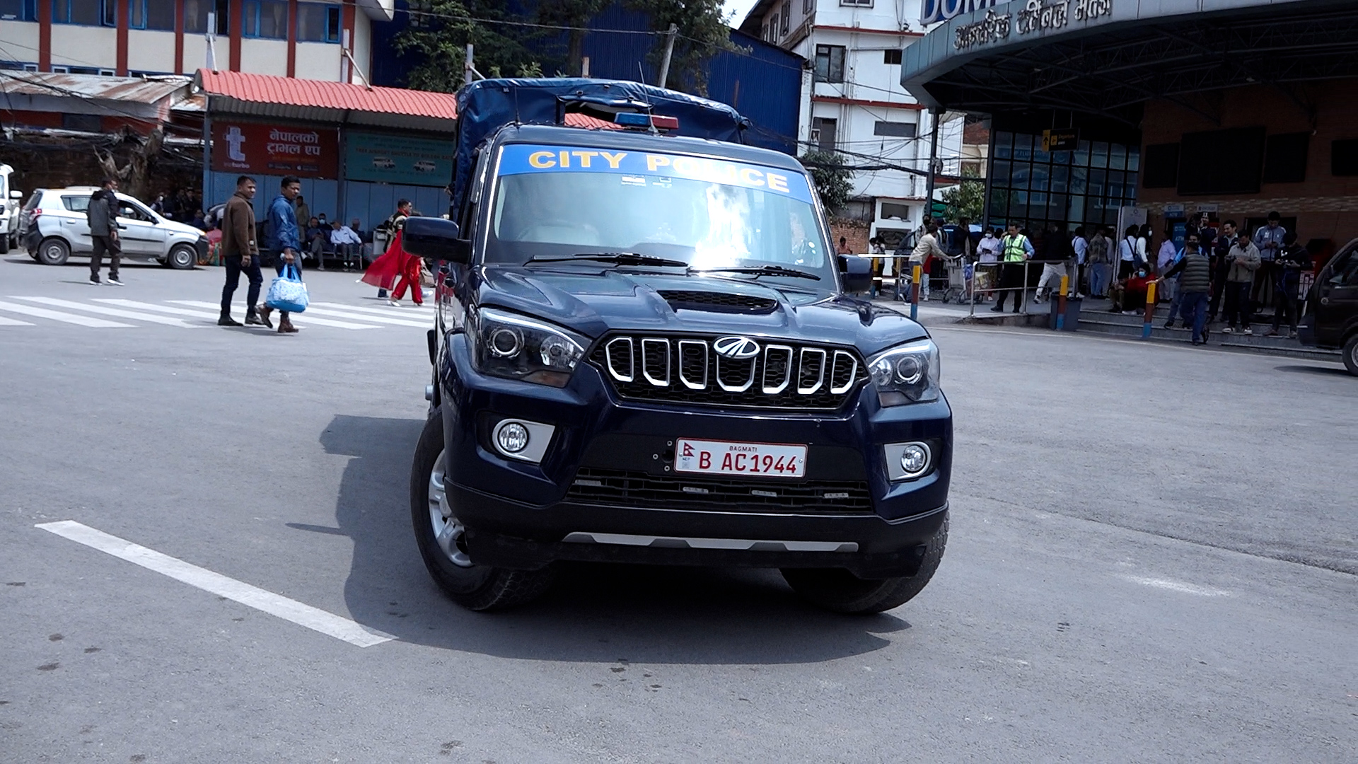 दुर्गा प्रसाईंलाई विमानस्थलबाट काठमाडौं प्रहरी परिसर पुर्याइयो
