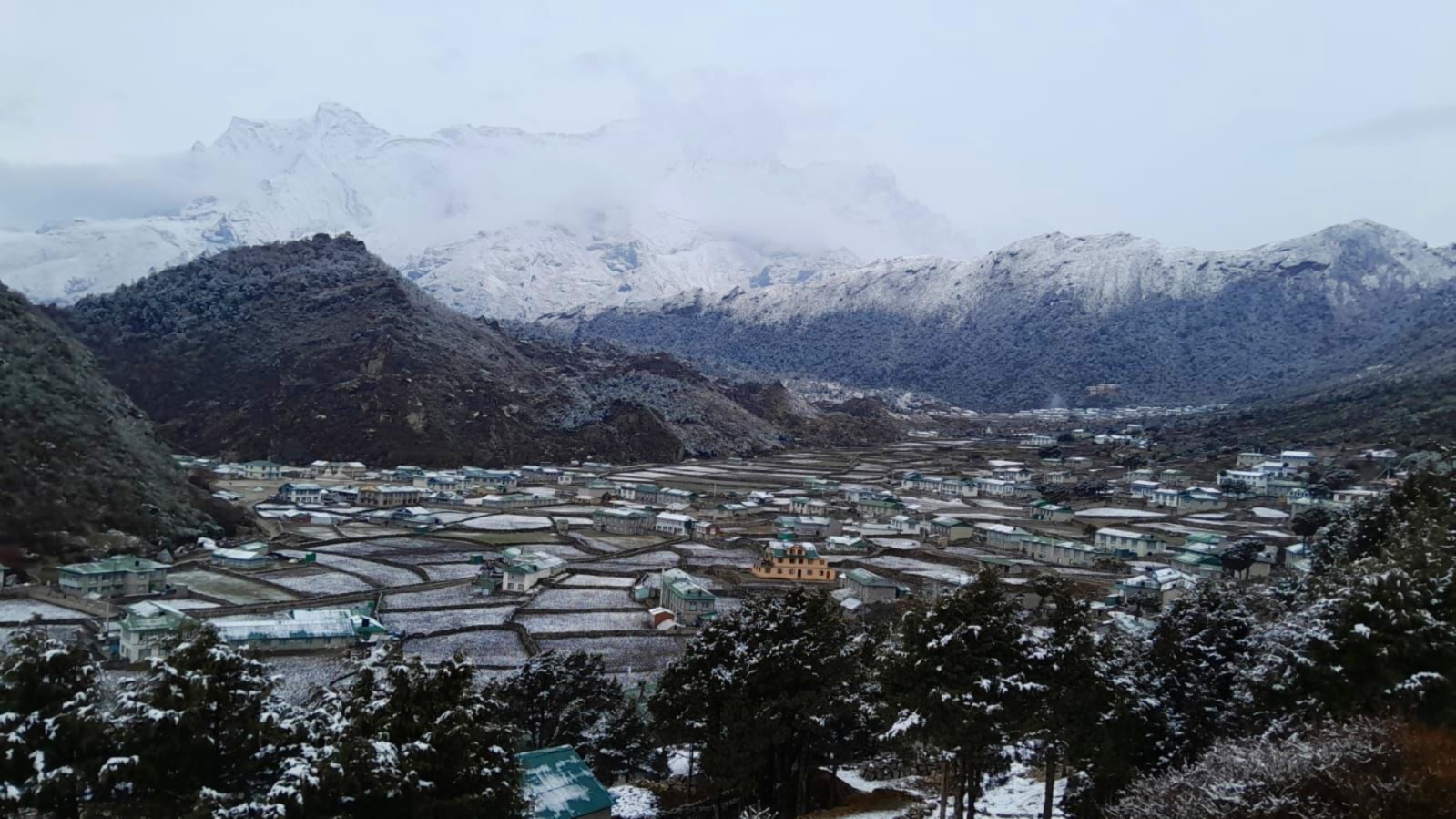 खुम्जुङमा हिउँ परेपछि देखिएको सुन्दर दृश्यहरु (तस्विरहरु)