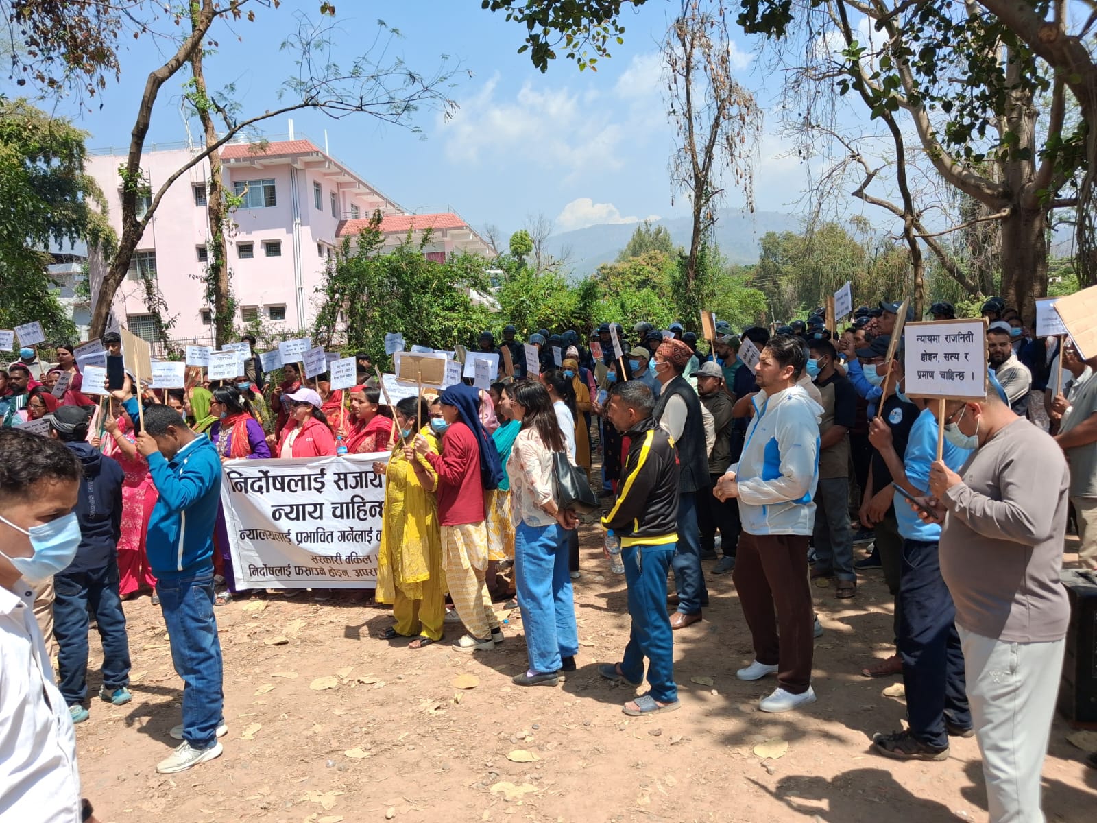इनिशा प्रकरणमा दुबै पक्ष प्रदर्शनमा