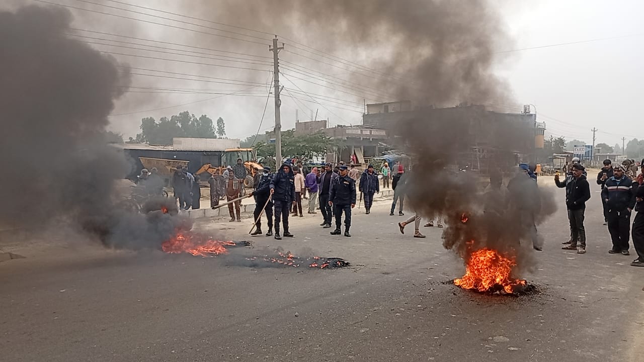 बंगलादेशमा हिन्दुमाथि भएको हत्याको विरोधमा प्रदर्शन, पूर्व–पश्चिम राजमार्ग अवरुद्ध