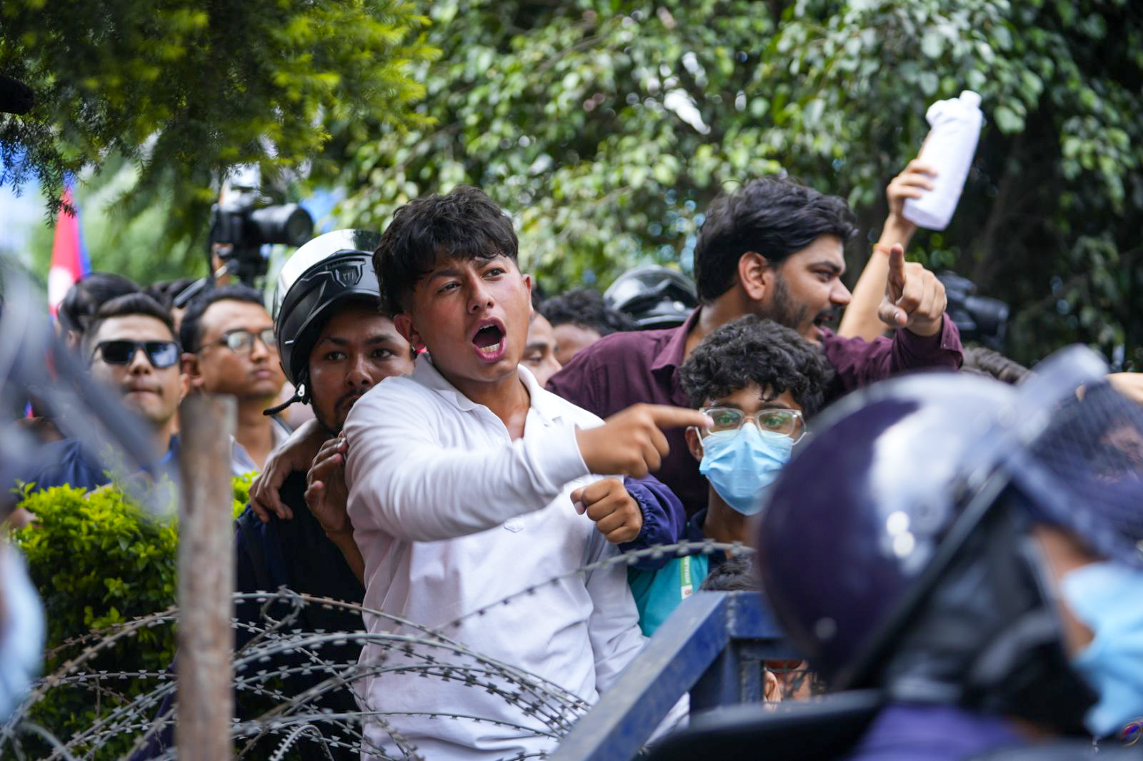 जेनजी को प्रदर्शनमा प्रहरी र प्रदर्शनकारीबीच धकेलाधकेल (तस्बिरहरु)