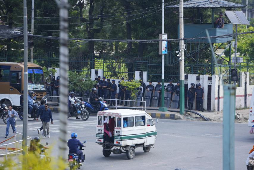 बबरमहल–बानेश्वर सडकमा सवारी आवागमन पूर्णरुपमा बन्द