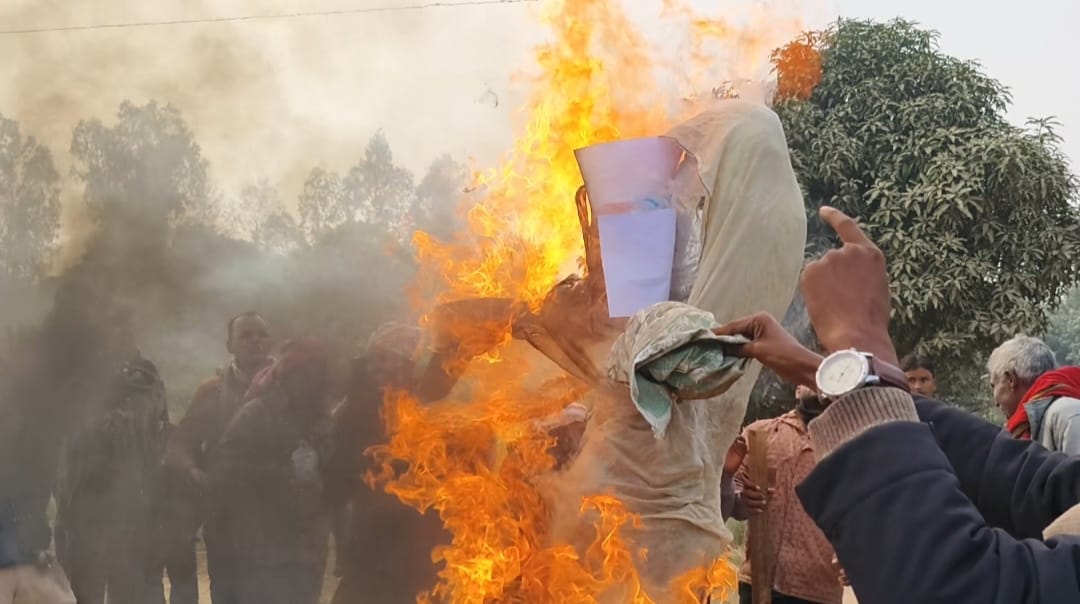 सिरहामा सवारी दुर्घटनाविरुद्ध प्रदर्शन, ठेकेदारको पुतला जलाइयो