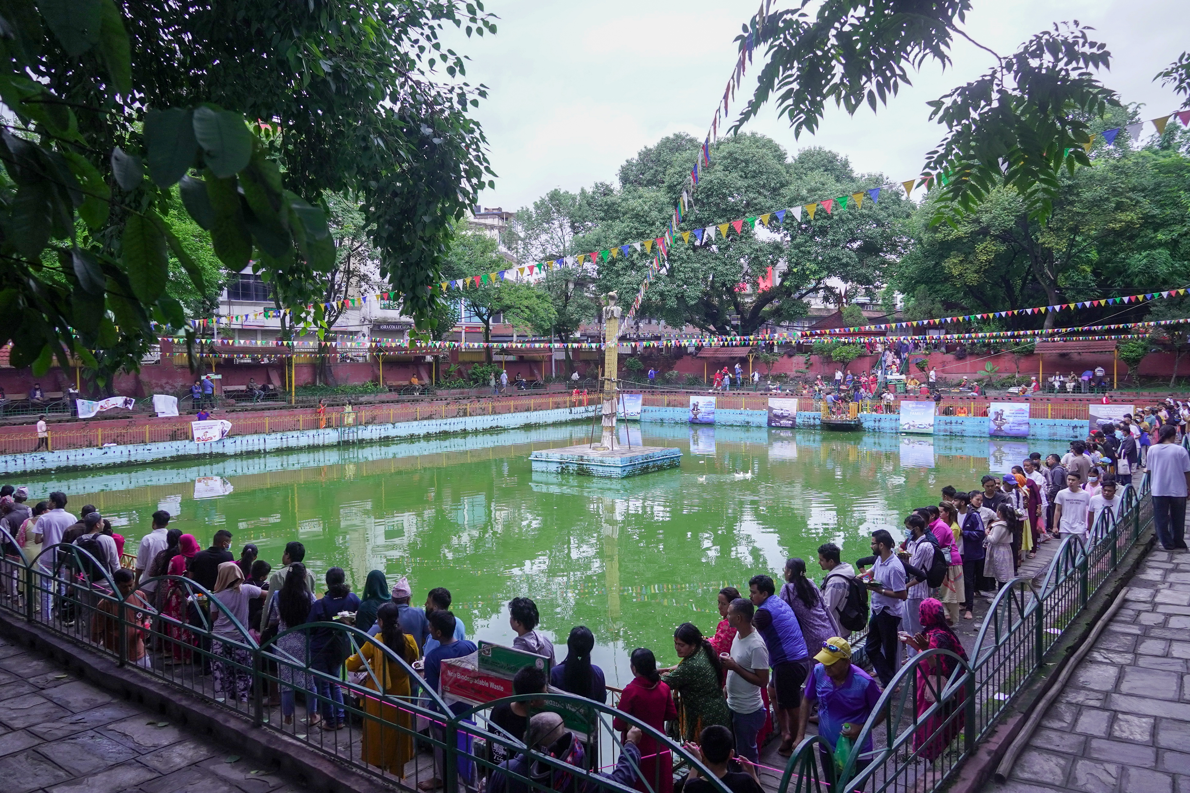काठमाडौंको नागपोखरीमा यसरी मनाइयो नागपञ्चमी (तस्विहरु)