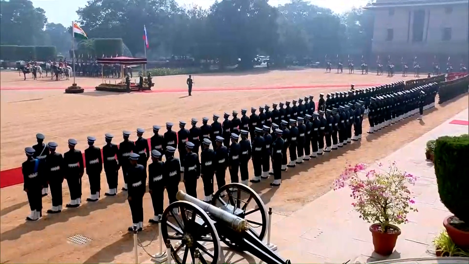 रुसी राष्ट्रपति पुटिनलाई भारतमा भब्य स्वागत, २१ तोपको सलामी