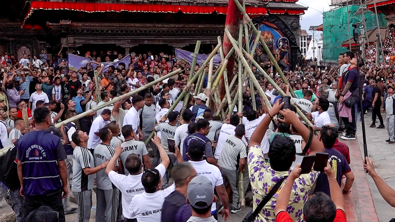 इन्द्रध्वज ठड्याएर वसन्तपुरमा इन्द्रजात्रा औपचारिक रुपमा सुरु (तस्बिरहरु)