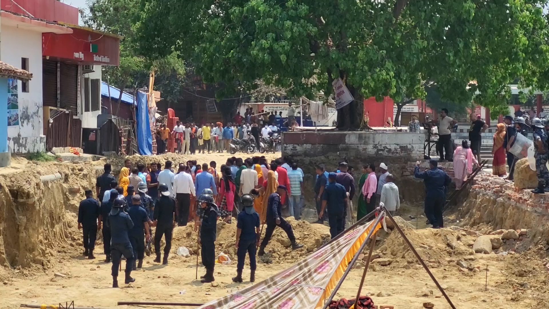 जनकपुरमा शालिक निर्माण विवाद : एकातिर भूमिपुजन अर्कोतिर नाराबाजी