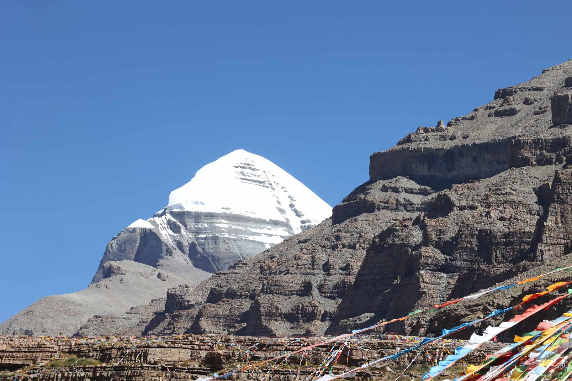 सेताम्मे हिमाल किन कालो हुँदैछ ?