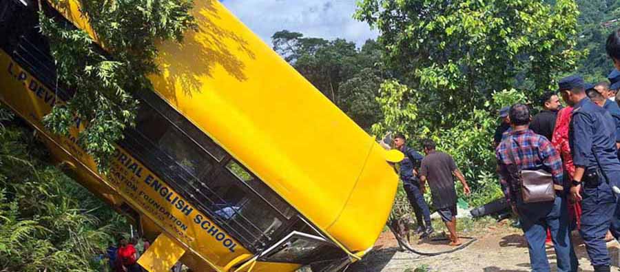 पोखरामा स्कुल बस दुर्घटना हुँदा २९ जना घाइते