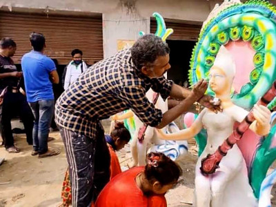 सरस्वतीको मूर्तिमा सीप निखार्दै कुम्हाल