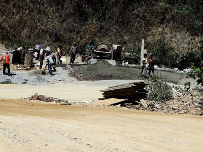 मध्यपहाडी लोकमार्ग : हिउँदमा धुलो, बर्खामा हिलाम्य