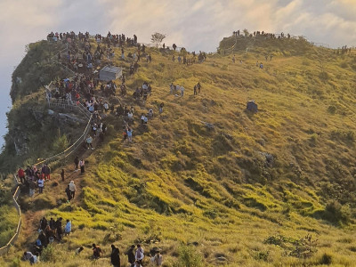 सूर्योदयको आनन्द लिन मानुङकोट