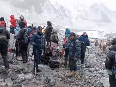 सगमारमाथा आधार शिविरमा पर्यटकसँग अन्तरक्रिया