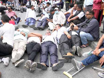 सडकमा सुतेर राहत शिक्षकहरूको आन्दोलन निरन्तर
