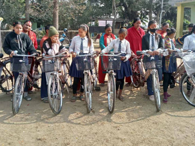 छात्रालाई साइकल
